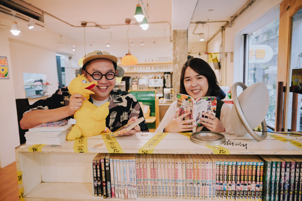在什麼都不奇怪的時代，城市裡爆炸的訊息被不間斷地發送接收，HereNow編輯部從城市出發，想探探這其中另類的獨立媒體，與其說媒體太嚴肅，不如說是「發信站」——不受形式限制，發信自身視為重大重要的情報發送端。

第一位相談對象，是在台北有著4間店舖、經常出沒各大活動出店的好初早餐 主理人Matt。或許不斷接觸滾動活力就是品牌新奇與好品味的創意養分，近來接力發信紙本刊物《好初漫報》和ASMR迷你專輯《早餐店的一天》，翻新早餐店視野同時，讓人不禁好奇，主理人Matt的腦袋到底裝了些什麼酷東西？