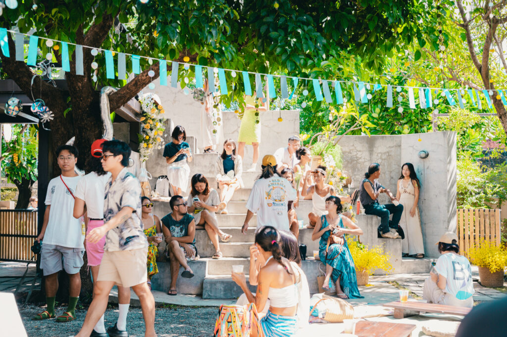 2025年第三屆「半島花花生活節」於10月3日至10月19日登場。活動規模擴大，天數延長，呼引恆春半島上的商家與創作者，共同打造一場橫跨音樂、藝術、山海的生活節。HereNow實地走訪，體驗活動的能量與在地人的溫度：自在、從容，也滿懷誠意。那份「花花」的氣息，讓人忍不住想延長停留，把這裡的陽光、風與心情都打包帶走。