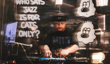 當爵士成為動詞：爵犬 Joe Trane的社群實踐到現場音樂張力