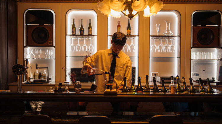 台北自然酒吧Tik & Sip——藏身西門鐘錶世家老宅，結合新實驗場域CollaPlay